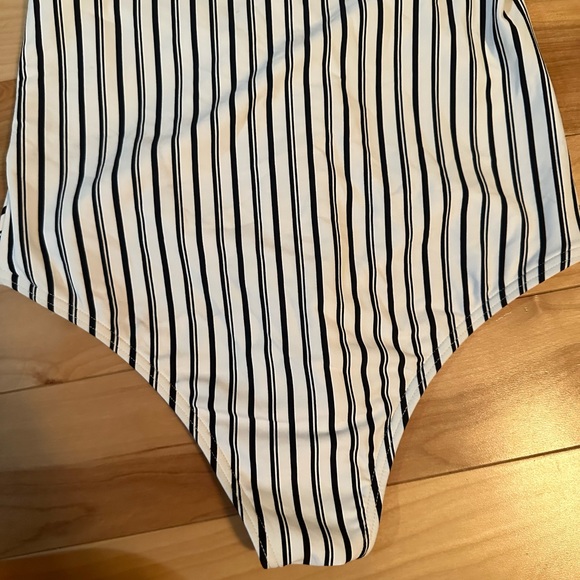 O’Neill one piece striped keyhole cheeky bathing suit size small - Picture 4 of 10